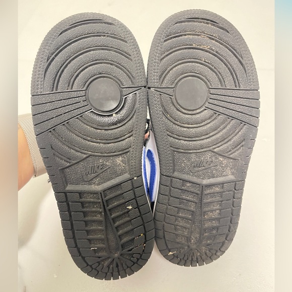 Jordan kid size 10 shoe - Picture 3 of 3